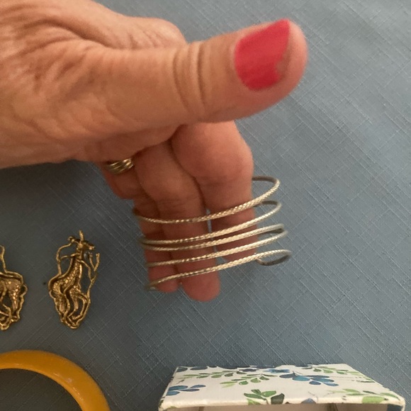 Lot of jewelry. What you see is what you get for one low price. - Picture 13 of 13